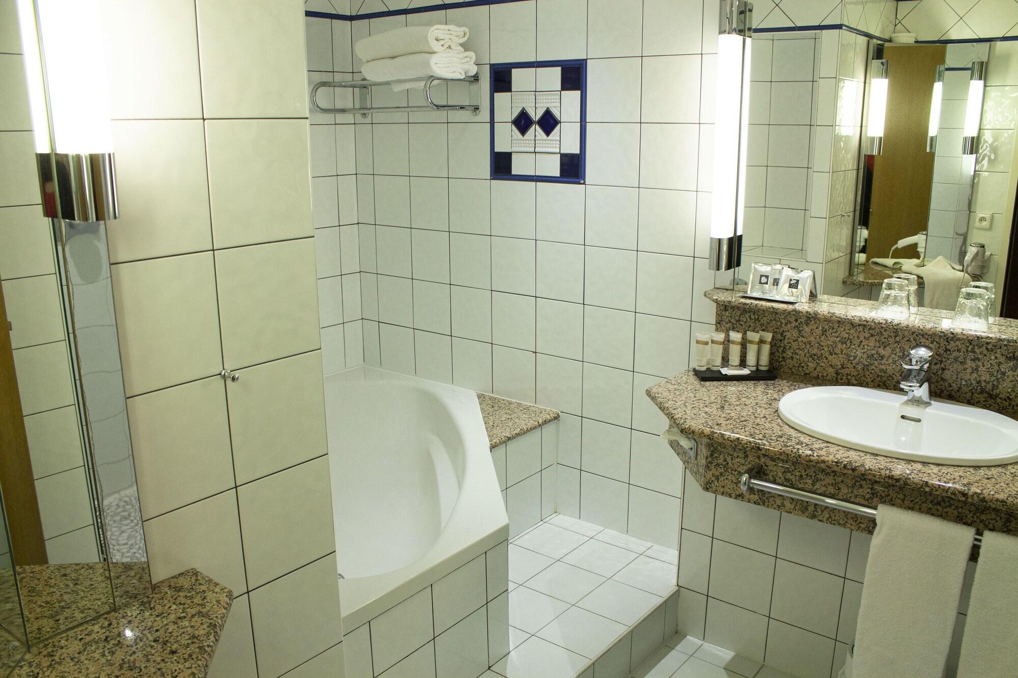 Celestins Spa Thermal & Hotel By Vy Resort Vichy Luaran gambar A modern urinal