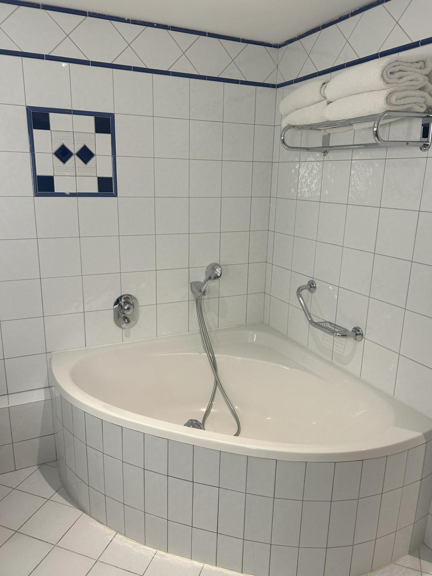 Celestins Spa Thermal & Hotel By Vy Resort Vichy Luaran gambar A bathtub with a shower attachment