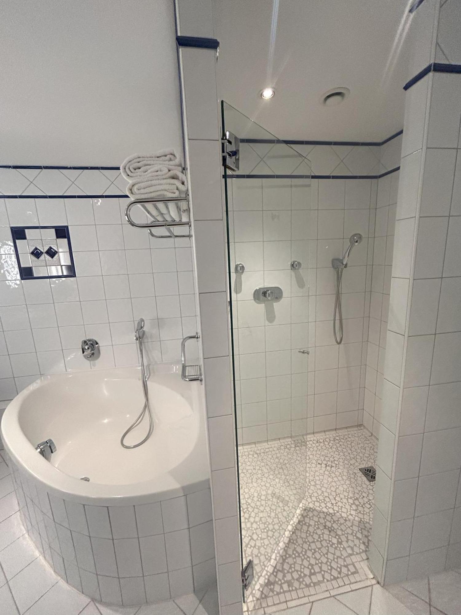 Celestins Spa Thermal & Hotel By Vy Resort Vichy Luaran gambar A shower cubicle