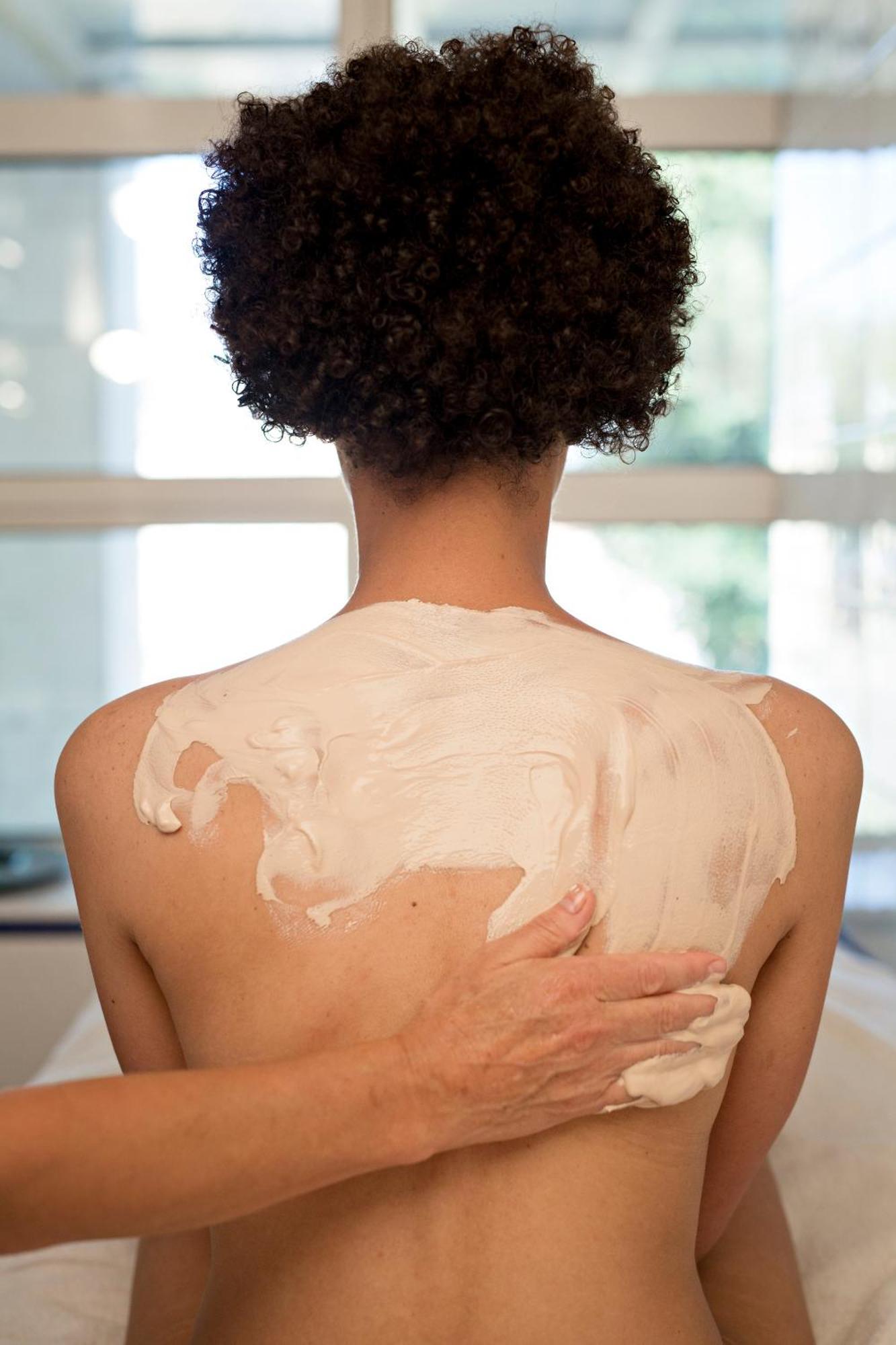 Celestins Spa Thermal & Hotel By Vy Resort Vichy Luaran gambar A woman applying a body mask