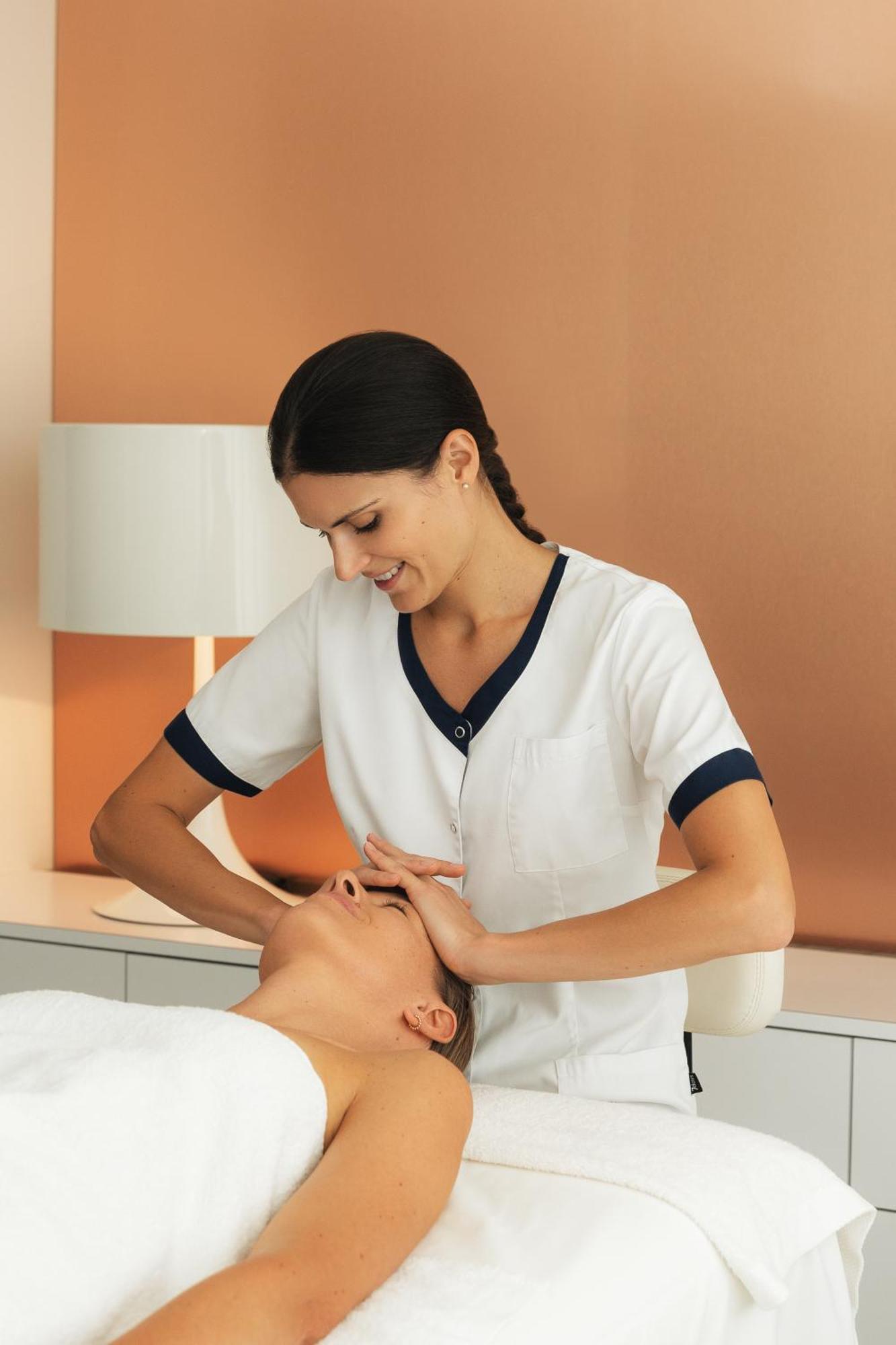 Celestins Spa Thermal & Hotel By Vy Resort Vichy Luaran gambar A spa employee giving a facial treatment