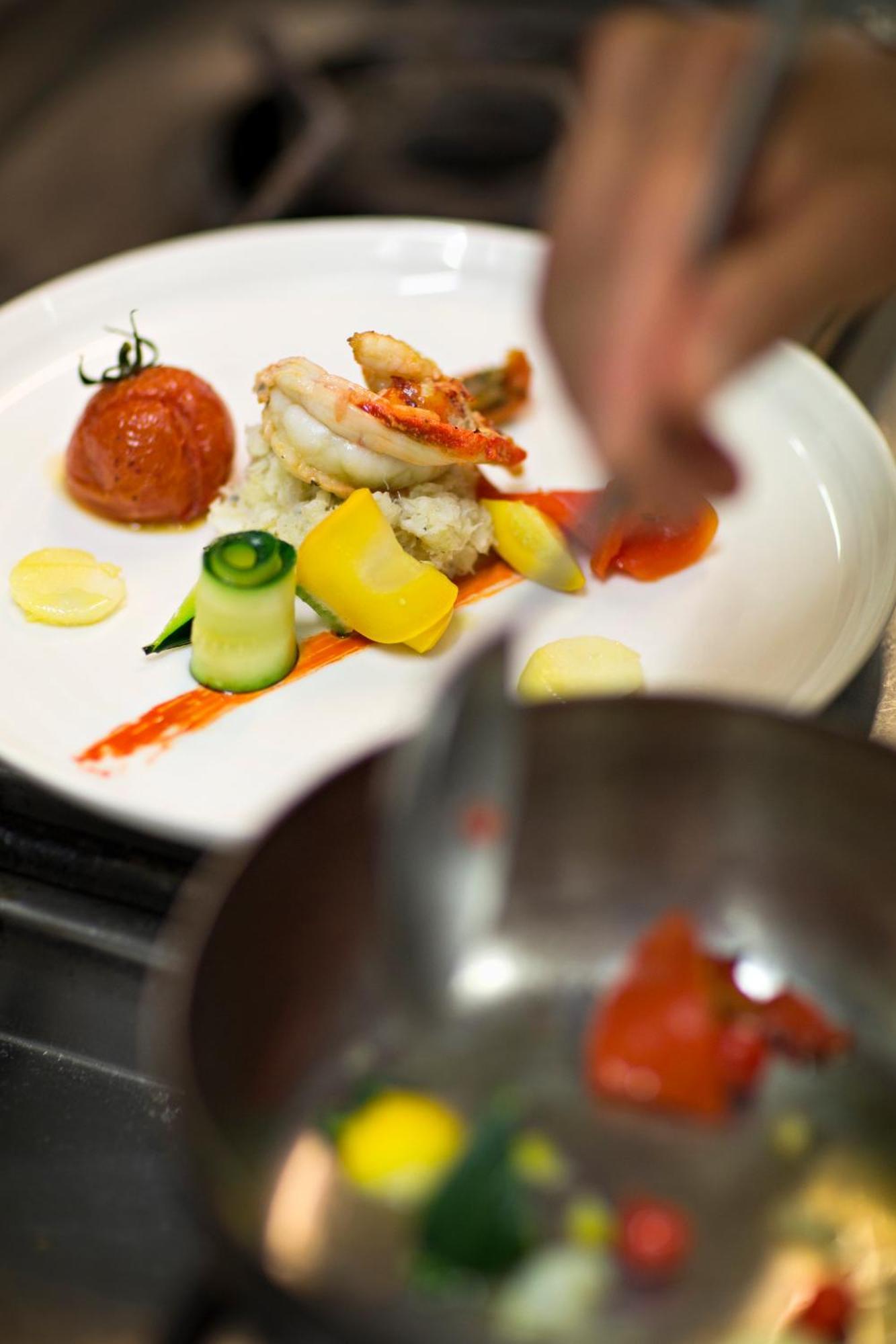 Celestins Spa Thermal & Hotel By Vy Resort Vichy Luaran gambar A chef finishing a plate