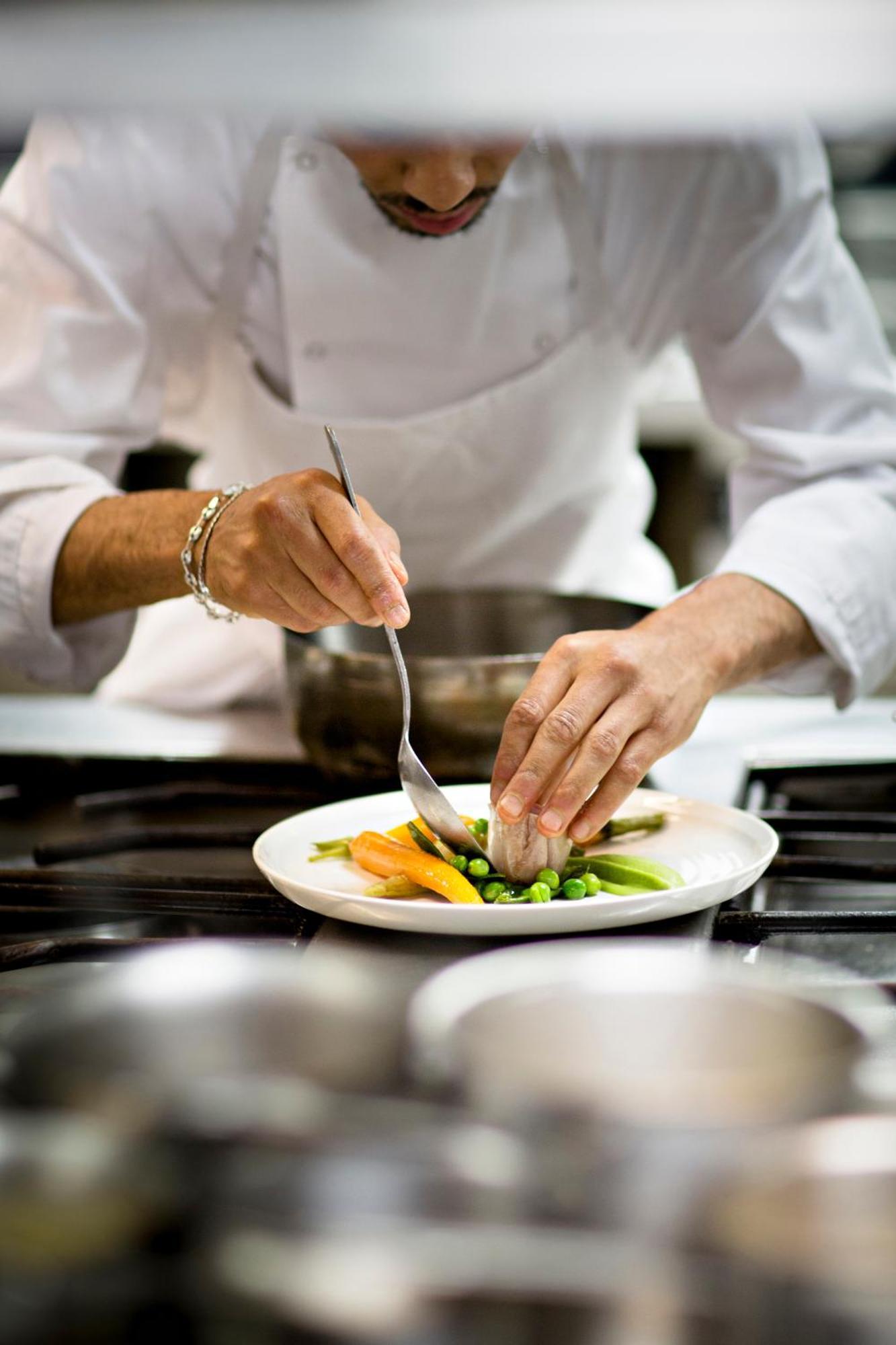 Celestins Spa Thermal & Hotel By Vy Resort Vichy Luaran gambar A chef preparing a plate of food