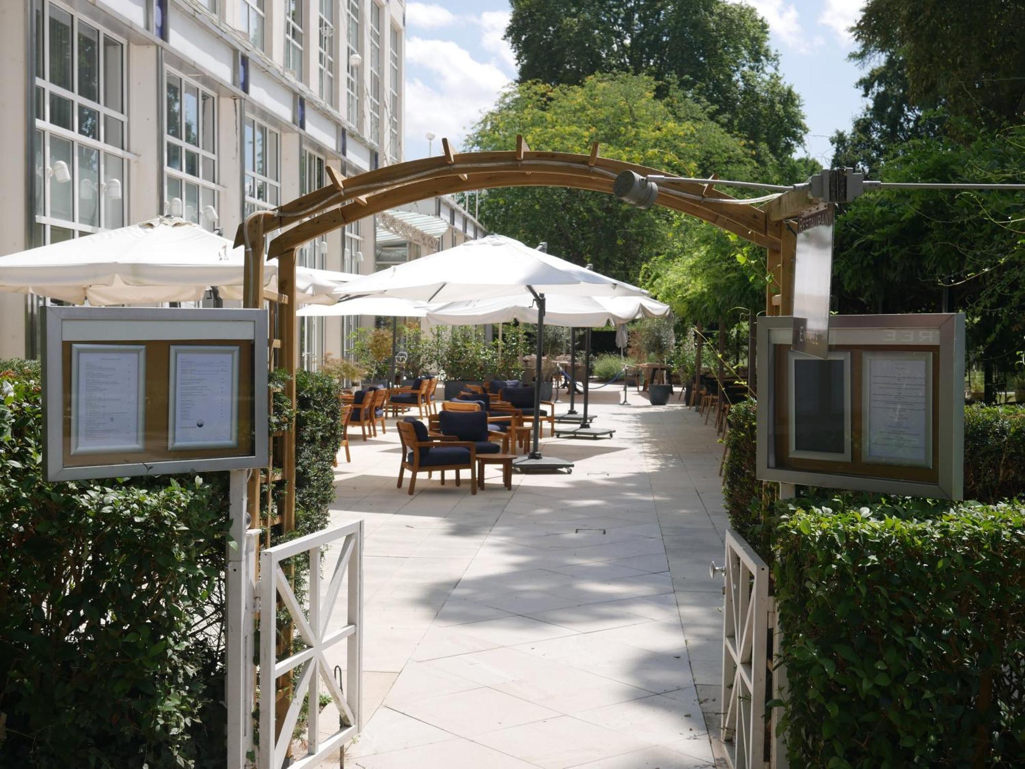 Celestins Spa Thermal & Hotel By Vy Resort Vichy Luaran gambar The courtyard at the London Business School
