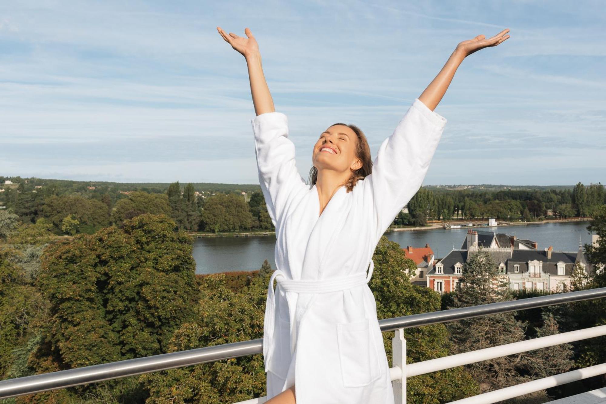 Celestins Spa Thermal & Hotel By Vy Resort Vichy Luaran gambar A woman wearing a bathrobe